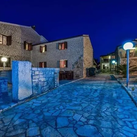 With Pool, Appartement