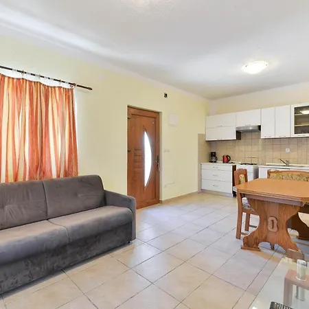 With Pool, Appartement Vir