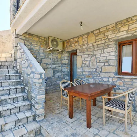 With Pool, Appartement Vir