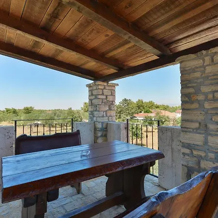 Appartement With Pool, Vir