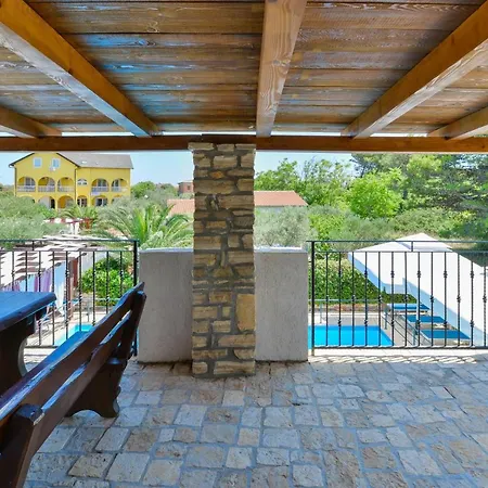 Appartement With Pool, Vir