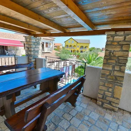With Pool, Appartement Vir