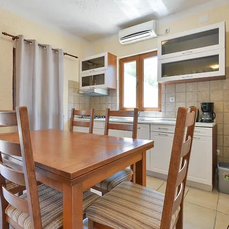 With Pool, Appartement Vir