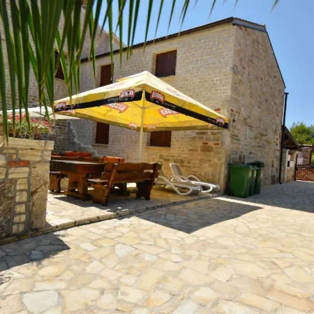 With Pool, Appartement