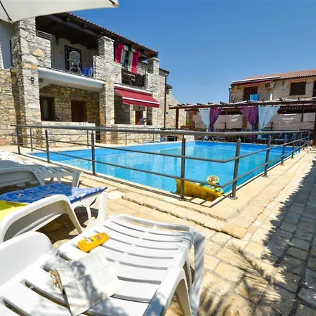Appartement With Pool, Vir