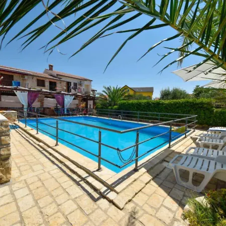 With Pool, Appartement *
