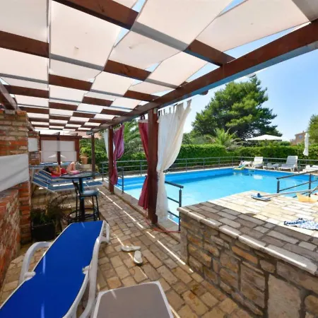 With Pool, Appartement *