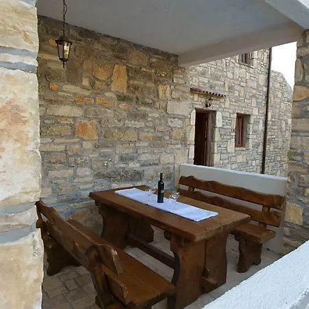 With Pool, Appartement Vir