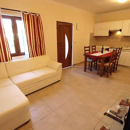 Appartement With Pool, Vir