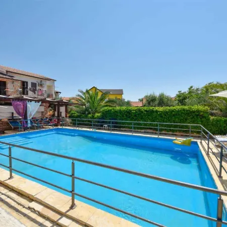 With Pool, Appartement *