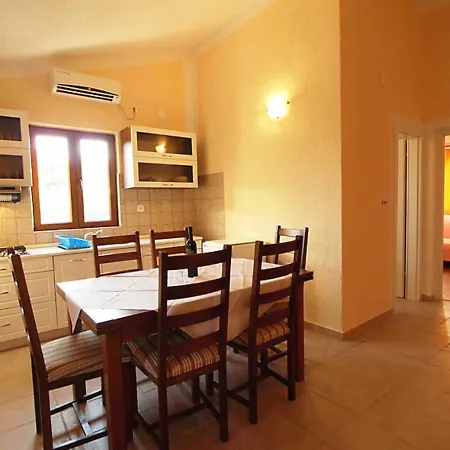Appartement With Pool, Vir