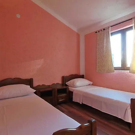 With Pool, Appartement Vir