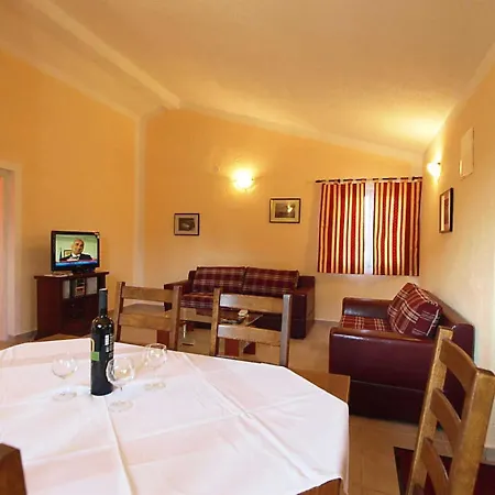With Pool, Appartement Vir